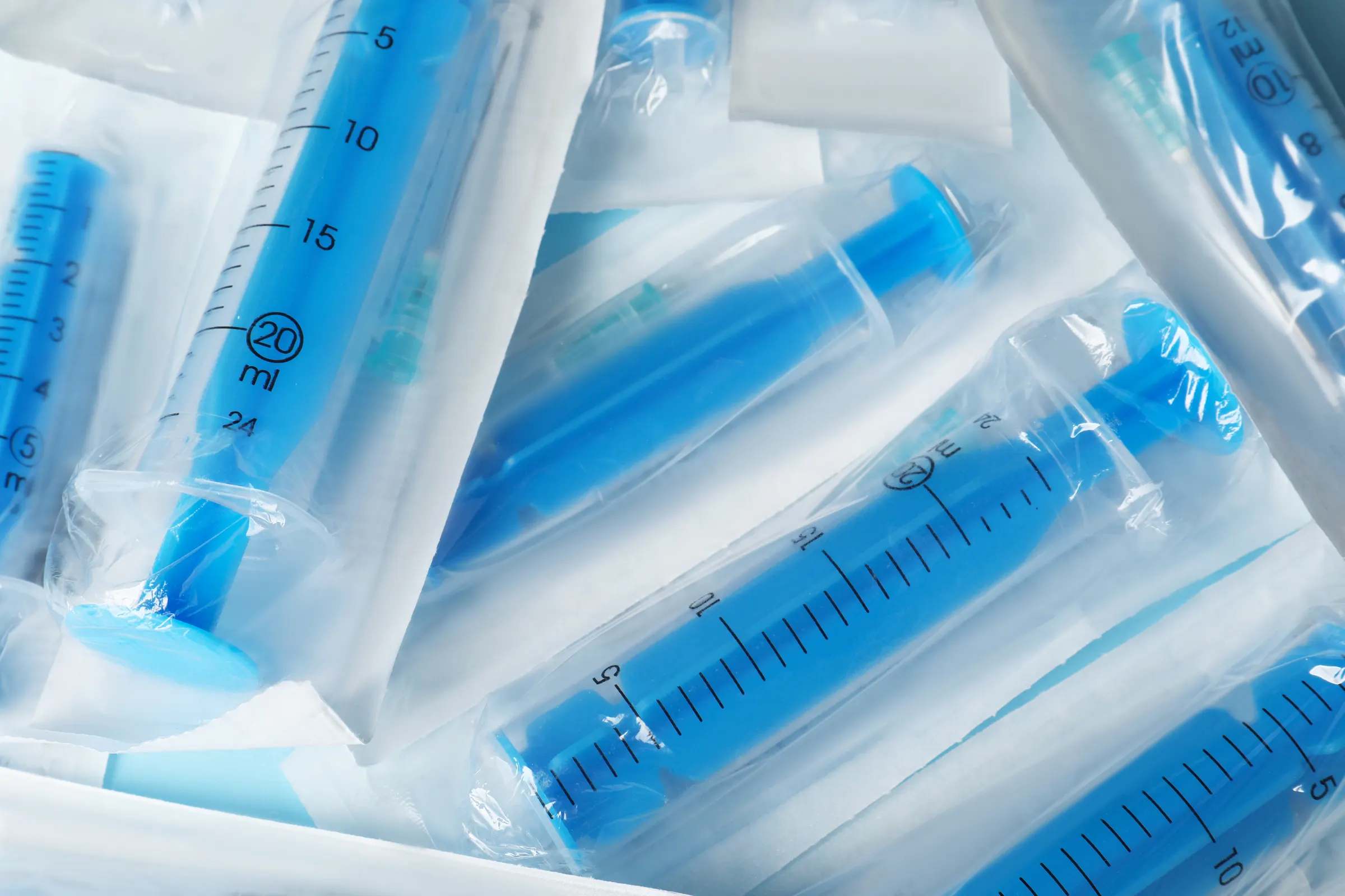 Sterile packaged syringes arranged in a clean clinical composition